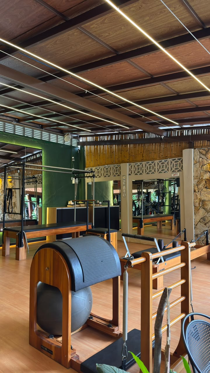 Ladder barrel e equipamentos de Pilates em ambiente natural