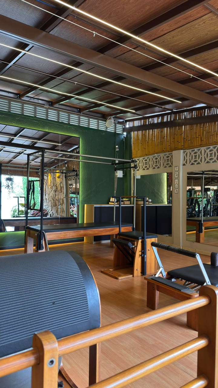 Estúdio de Pilates com aparelhos profissionais e arquitetura de bambu