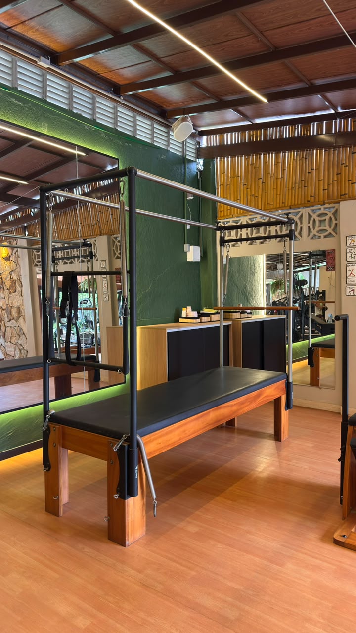 Equipamento de Pilates Cadillac no estúdio